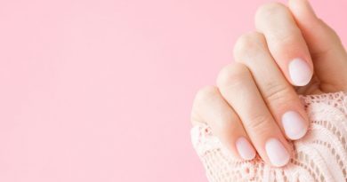 ¿Por qué se ponen las uñas moradas?