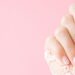 ¿Por qué se ponen las uñas moradas?